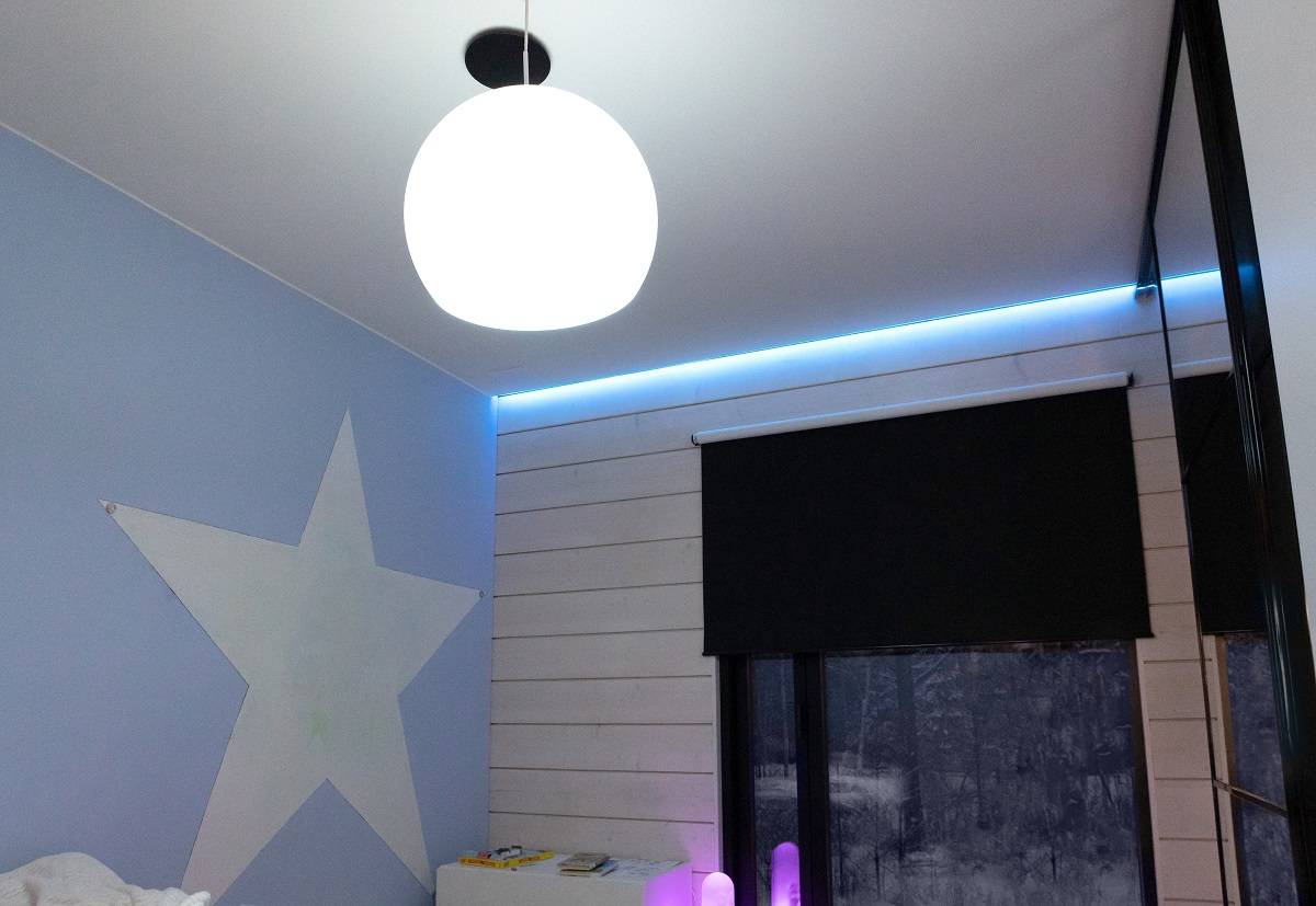 Barvy měnící LED pásek RGBW ve stropní drážce vytváří atmosféru v dětském pokoji